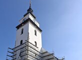 Na věži kostela opravili největší prosvětlený ciferník ve střední Evropě